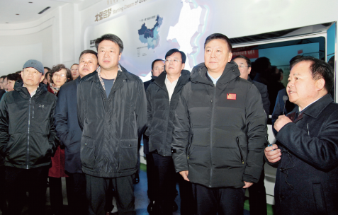 阿拉善盟盟委书记杨博,鄂尔多斯市政协主席王建国分别陪同考察.